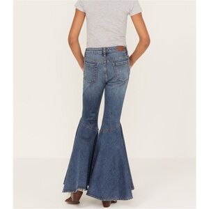 SHYANNE LITTLE GIRLS' MEDIUM WASH RUFFLE TRUMPET FLARE JEANS